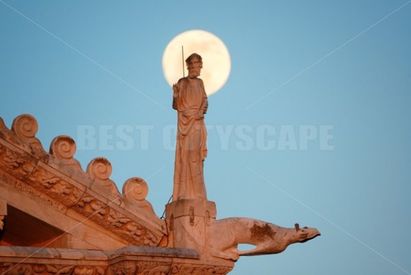 Moon and sculpture Pisa Italy - Songquan Photography
